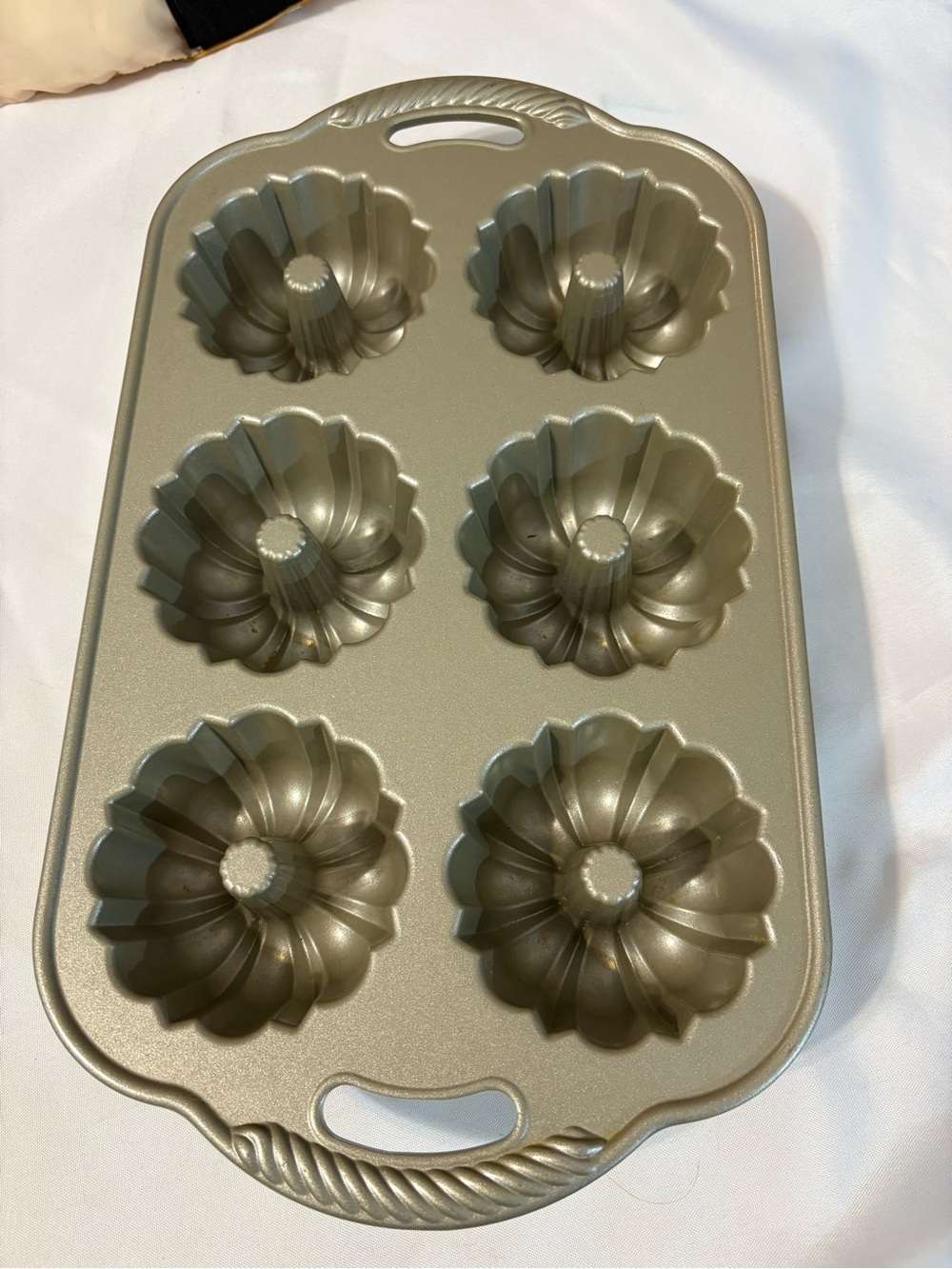 Nordic Ware Anniversary Bundtlette‎ Pan heavy-duty cast aluminum pan 6-Cup Mini